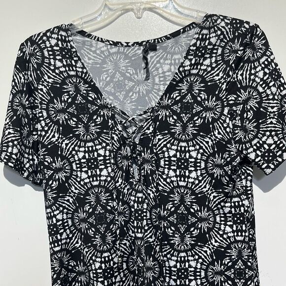 Pacific Beach Women's Black White Geometric Lace Up Short Sleeve T-Shirt Small - Picture 3 of 8